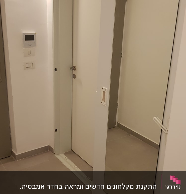 דלת עם מראה בחדר אמבטיה